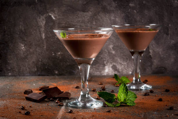 Chocolate Martini with Nitrous Oxide-Infused Cream નાઇટ્રસ ox કસાઈડ-ઇન્ફ્યુઝ્ડ ક્રીમ સાથે ચોકલેટ માર્ટિની