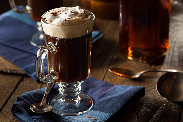 Homemade Irish Coffee with Whiskey and Whipped Cream Mastering l'arti di u cocktail chì face cù i tanki di carricu di crema