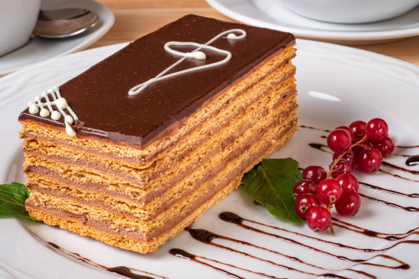 Piece of chocolate striped cake on a white plate. ચોકલેટ મ ous સ પરફેટ્સ